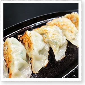 人気の一品　焼きギョーザ